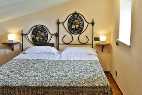 Un dormitorio con una cama con dos espejos. en Il Ciavattone Bed and Bike, en Sulmona