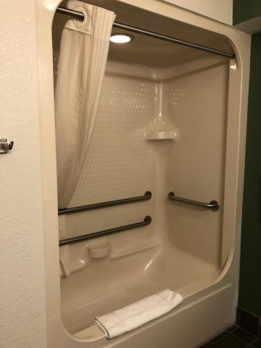 Phòng tắm tại Sleep Inn Louisville East
