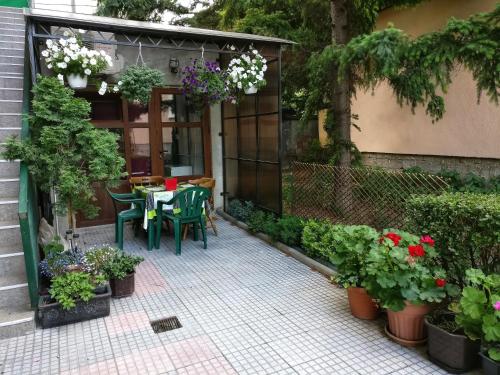 un patio con mesa, sillas y flores en Studio House - Getaway, en Bitola