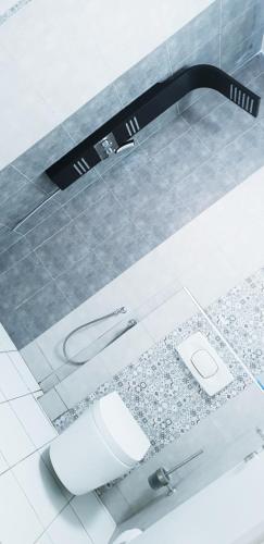 a bathroom with a sink and a toilet at Résidence Wissem in Ḩammām al Ghazzāz