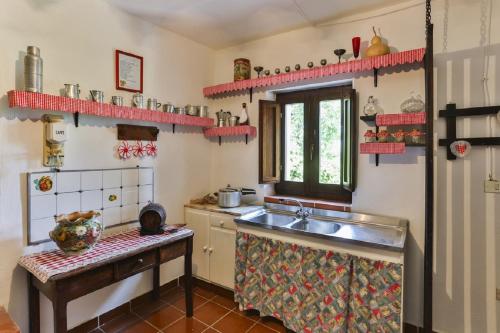 una cucina con lavandino e piano di lavoro di Il Ciavattone Bed and Bike a Sulmona