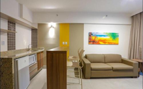 uma cozinha e sala de estar com um sofá e uma mesa em OLÍMPIA - Thermas - Resort Maravilhoso! em Olímpia