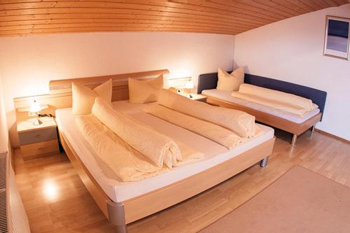 Postel nebo postele na pokoji v ubytování Activ-Family-Apart-Wisiol-Pitztal Sommercard inklusive