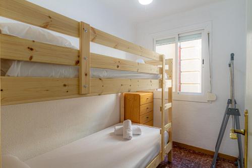 Двох'ярусне ліжко або двоярусні ліжка в номері Sant Mateu 30 min to Barcelona next beach