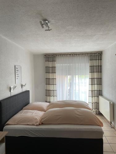 ein Schlafzimmer mit einem großen Bett und einem Fenster in der Unterkunft Hotel Restaurant Germania in Neuwied