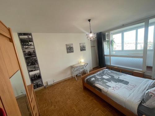 Chambre Privée en Colocation Villeurbanne Métro Bonnevay 객실 침대