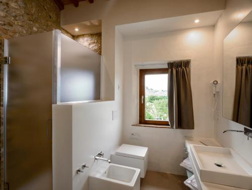 A bathroom at Tenuta Sovestro