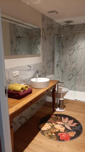 y baño con lavabo y aseo. en Casa di Fiore, en Ospel