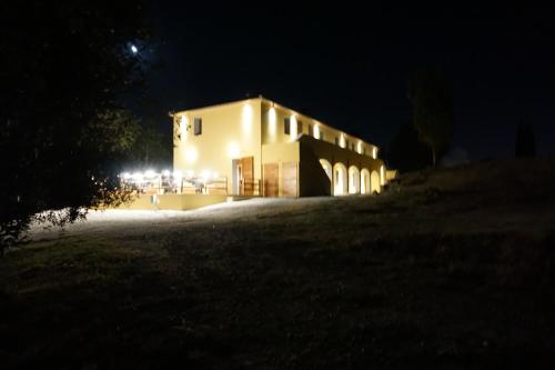 a building at night with the lights on at Agriturismo Cheloni in Guasticce