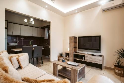 TV a/nebo společenská místnost v ubytování Villa Astron by CorfuEscapes