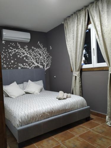 1 dormitorio con 1 cama con un mural en la pared en Casa Mirlo, en Montmesa