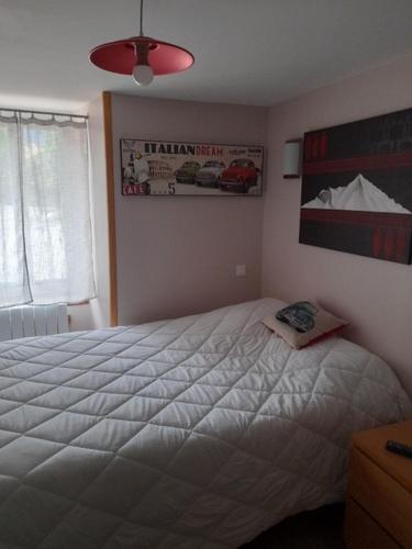 um quarto com uma grande cama branca em Le saquet em Ax-les-Thermes