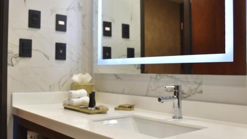 La salle de bains est pourvue d'un lavabo et d'un miroir. dans l'établissement Hotel Indigo Guanajuato, an IHG Hotel, à Guanajuato