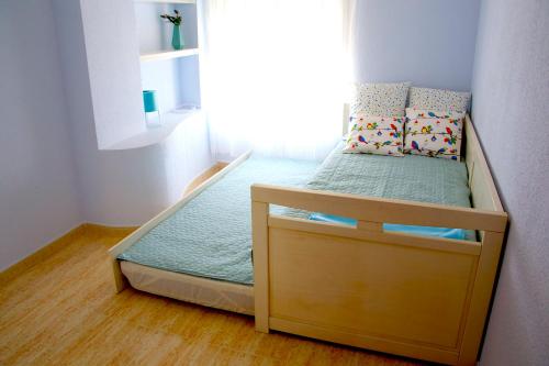 グアルダマル・デル・セグラにあるLos Naranjosの窓付きの客室の小さなベッド1台分です。
