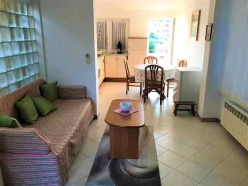 - un salon avec un canapé et une table dans l'établissement App Anita, à Premantura