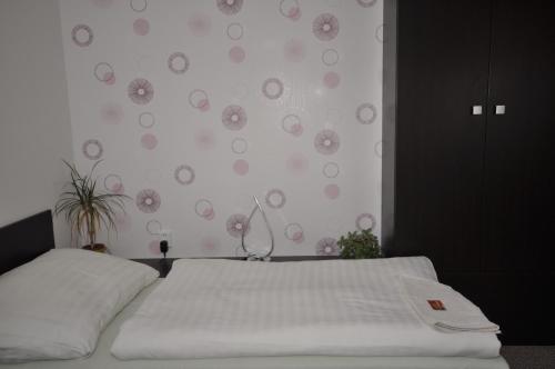 Una cama o camas en una habitación de Hotel Jordánek