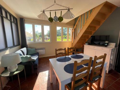 une cuisine et un salon avec une table et des chaises dans l'établissement Le Clos Charmaine, à Auquemesnil