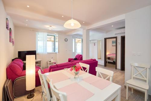 - un salon avec une table et des meubles violets dans l'établissement STIGA 1 - new ap. 4 two, à Prožura