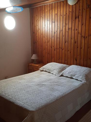 A bed or beds in a room at Harbour View Apartment
