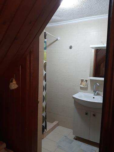 A bathroom at Harbour View Apartment