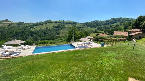 - une vue aérienne sur une villa avec une piscine dans l'établissement Tenuta Miranda, à Cassinasco