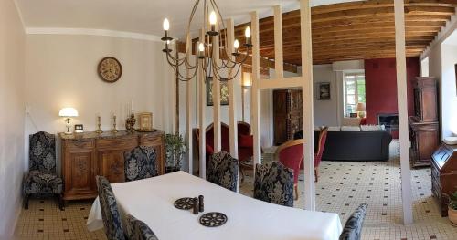 une salle à manger avec une table et une pièce dans l'établissement La Caminada Vielha, à Montaillou