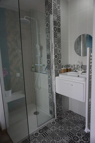 y baño con ducha y lavamanos. en Appart Chic & Moderne avec balcon en La Roche-sur-Yon