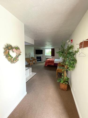 a living room with a bedroom and a bed at VIBE INN - WHIRLPOOLS SUITES - Lyons in Lyons