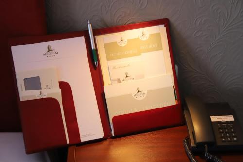 a red box with a cell phone on a table at Panoramahotel & Restaurant am Marienturm in Rudolstadt