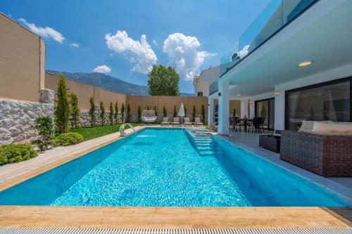 Piscina a La Marbella Villa o a prop