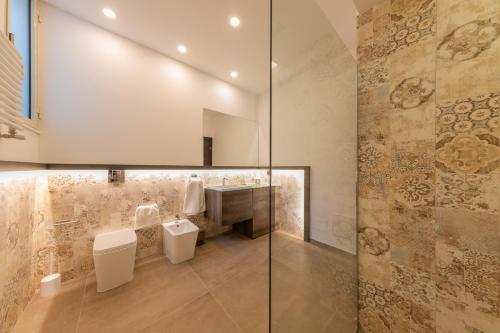 Ένα μπάνιο στο I Mori Apartments