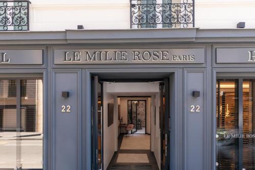 a building with the entrance to thele millile rosie at Hôtel Le Milie Rose in Paris