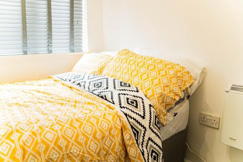 Katil atau katil-katil dalam bilik di JB Apartments, Fully Equiped Ground Floor Apartment