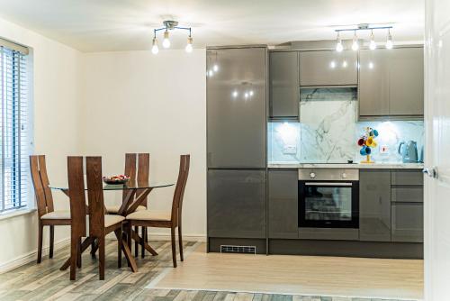 O bucătărie sau chicinetă la JB Apartments, Fully Equiped Ground Floor Apartment