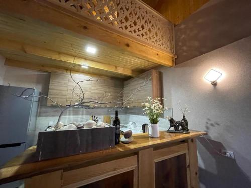 eine Küche mit einer Holztheke und einer Spüle in der Unterkunft Belvedere in Ambrolauri