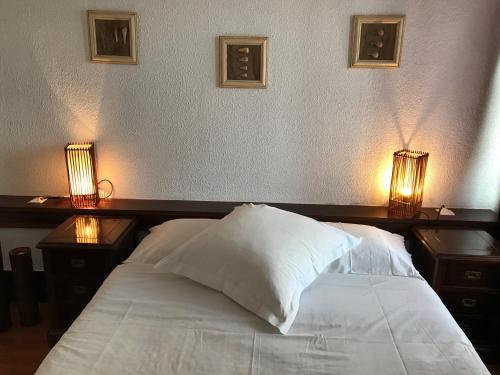康普特的住宿－T1 Troia Resort - Praia Mar，一张带两个床头柜和两个灯的白色床