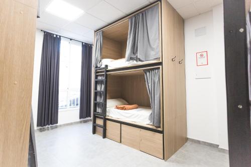 Katil dua tingkat atau katil-katil dua tingkat dalam bilik di Ohana Tarifa Hostel