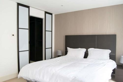 A bed or beds in a room at Modern 2 Bedroom with balcony Near Oxford Street