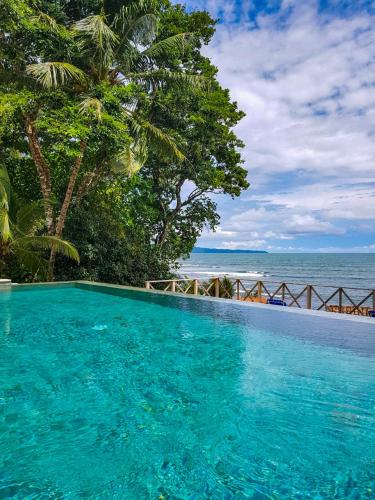 a swimming pool with a view of the ocean at Hotel Santa Catalina Panamá in Santa Catalina