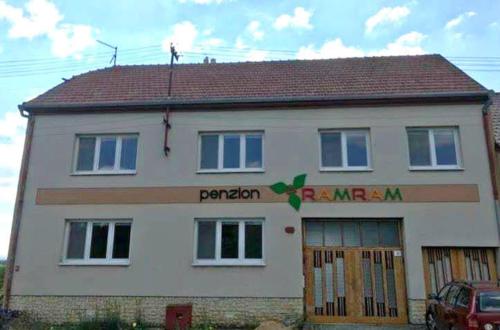 Nový Poddvorov的住宿－PENZION RAMRAM，前面有一辆红色汽车的白色房子