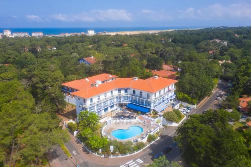 eine Luftansicht eines Gebäudes mit orangefarbenem Dach in der Unterkunft Hotel Mercedes in Hossegor