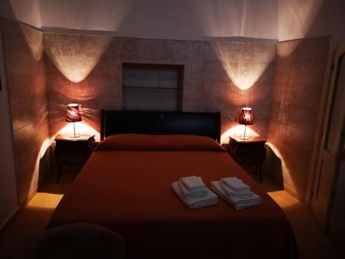- une chambre avec un lit et 2 lampes dans l'établissement B&B Corti Carmela, à Gallipoli