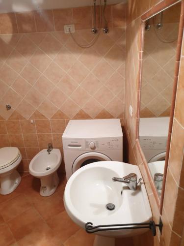 Koupelna v ubytování Capo Figari 8, Appartamento spazioso nel centro di Golfo Aranci con terrazza, Wi-Fi, parcheggio gratuito