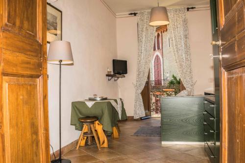 Cremolino的住宿－B&B Il Glicine Molare，一间设有桌子、桌子和窗户的房间