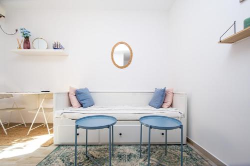 - un salon avec un canapé blanc et deux tabourets bleus dans l'établissement Budva Apartment Nadja, à Budva
