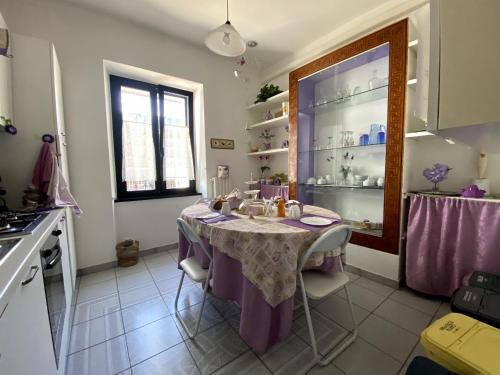 kuchnia ze stołem z fioletową tkaniną w obiekcie B&B Vittorio Emanuele w mieście San Benedetto del Tronto