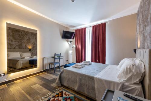Habitación de hotel con cama y ventana en BnB Sant'Alfonso en Agrigento
