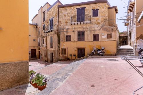 an old building with a motorcycle parked in front of it at BnB Sant'Alfonso in Agrigento