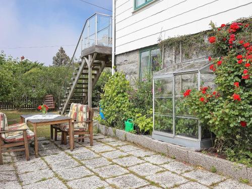 斯莫庚的住宿－4 person holiday home in Sm gen，一个带桌椅和温室的庭院
