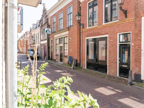 une rue pavée dans une ville avec des bâtiments dans l'établissement Beautiful apartment in city center, à Leeuwarden